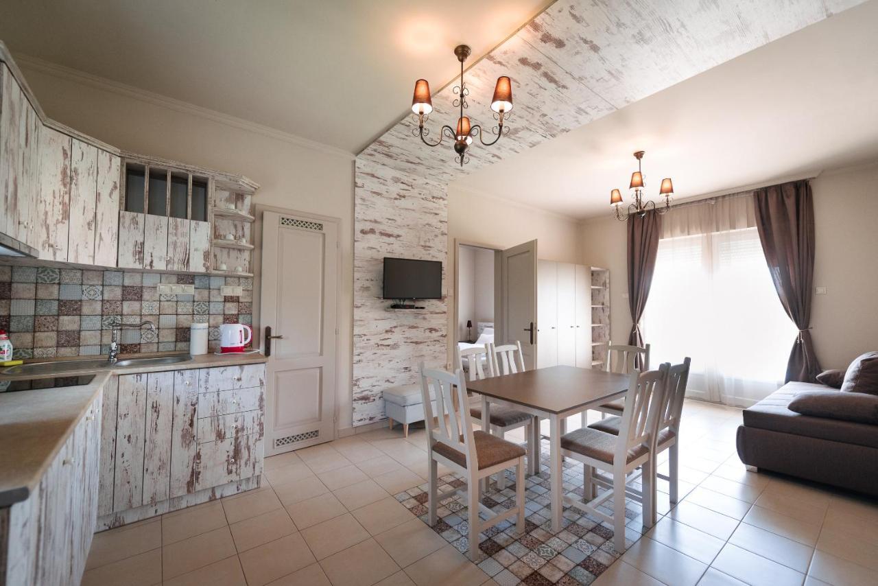 Aranyszarvas Panzio, Etterem Es Grillterasz Daire Dış mekan fotoğraf
