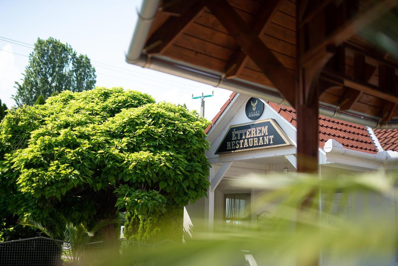 Aranyszarvas Panzio, Etterem Es Grillterasz Daire Dış mekan fotoğraf