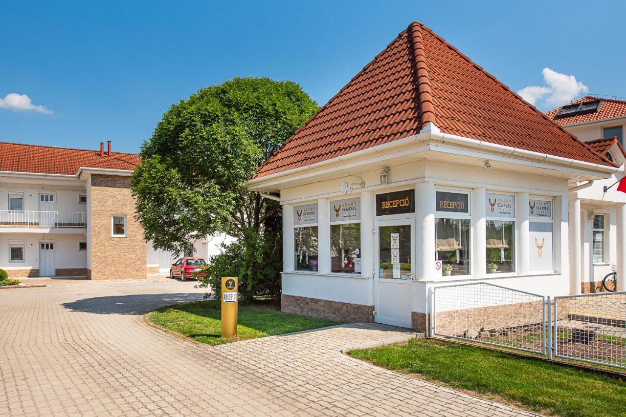 Aranyszarvas Panzio, Etterem Es Grillterasz Daire Dış mekan fotoğraf
