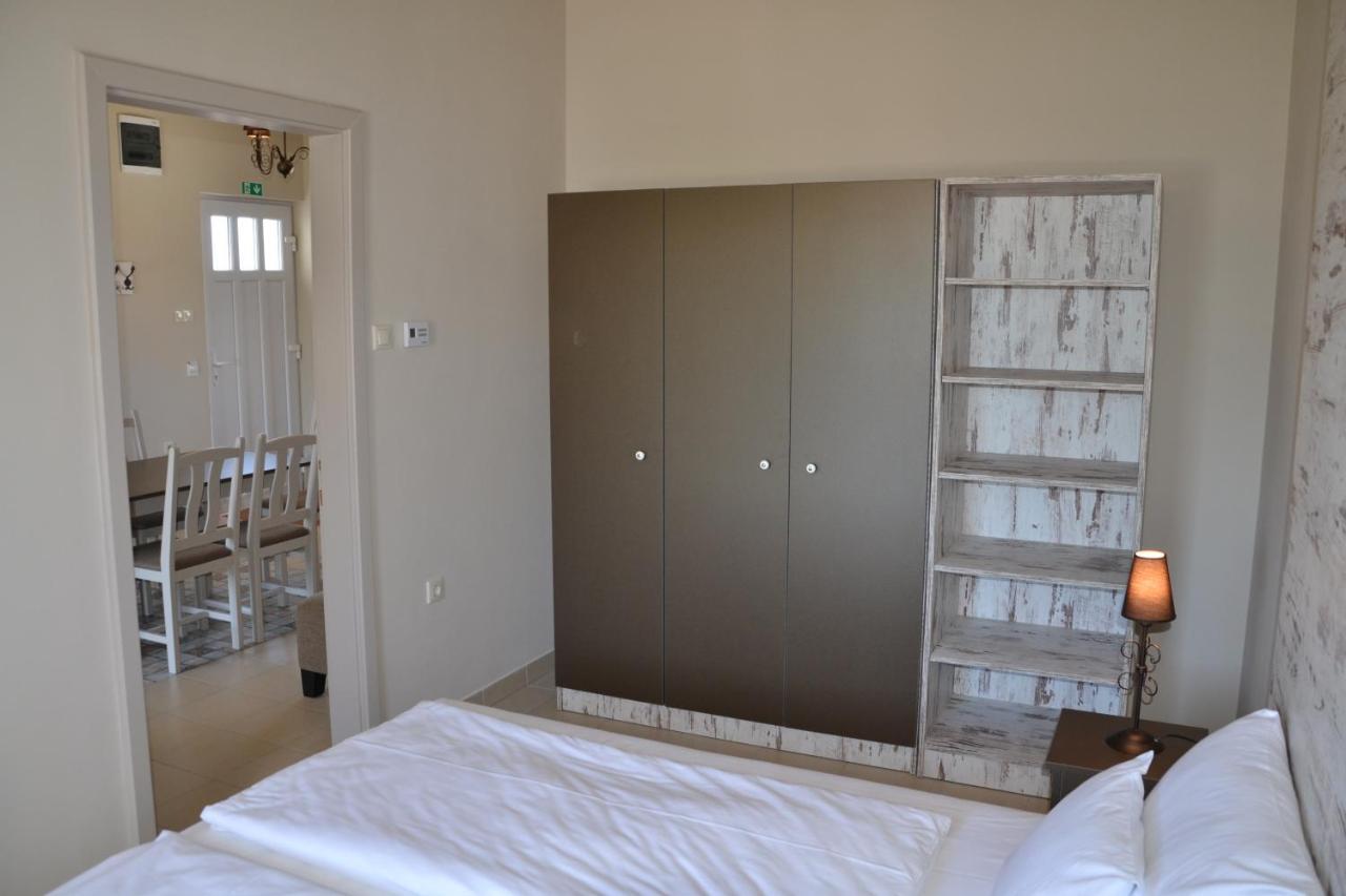 Aranyszarvas Panzio, Etterem Es Grillterasz Daire Dış mekan fotoğraf