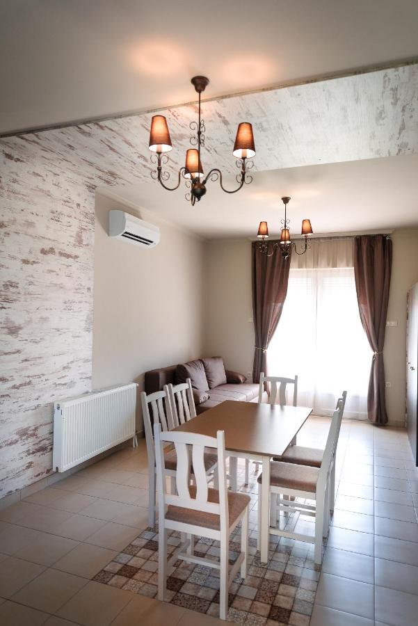 Aranyszarvas Panzio, Etterem Es Grillterasz Daire Dış mekan fotoğraf